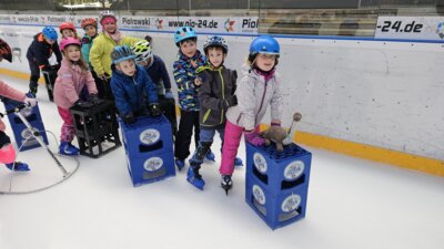 Sogar unser Klassendino Rexi durfte mit auf das Eis. (Bild vergrößern)