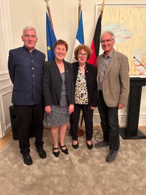 Preisträgerin Veronique Kratz, eingerahmt von Generalkonsulin Heike Thiele, Konsul Thomas Kern und Kurt von Nida