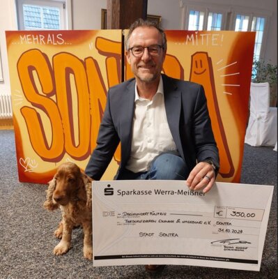 Cockerspaniel-Hündin Fiona und deren Herrchen Bürgermeister Thomas Eckhardt mit dem Schenk an den Tierschutzverein Eschwege & Umgebung e.V. (Bild vergrößern)