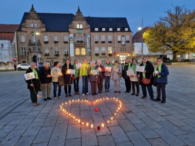 Lucia Aktion 17 11 2024: Zum Abschluss der Lucia-Aktion versammelten sich die Frauen der Selbsthilfegruppe Krebs aus Eberswalde um das "flammende Herz" und gedachten so der an Krebs Verstorbenen. (Bild vergr&ouml;&szlig;ern)
