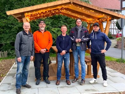 Überdachte Sitzgruppe am Ortsmittelpunkt (Bild vergrößern)