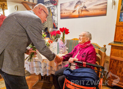 Bürgermeister Dr. Ronald Thiel gratulierte Ruth Jagelitz zum 101. Geburtstag. Foto: Heike Fuchs/Stadt Pritzwalk (Bild vergr&ouml;&szlig;ern)