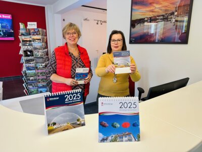 Foto: Die Mitarbeiterin der Touristinformation Frauke Spiller-Witt (I) und Sylvia Kieke mit den Wittenberger Kalenderblättern 2025 I Foto: Martin Ferch (Bild vergr&ouml;&szlig;ern)