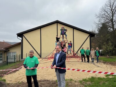 (vorn von links) Holger Buchenau und Thomas Eckhardt gaben offiziell die neue Seilnetzpyramide frei // Begeisterte Kinder erstürmten nach der Einweihung das neue Spielgerät (Bild vergrößern)