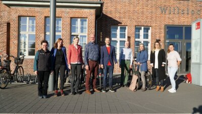 Die Steuerungsrunde für das Projekt Knotenpunktwegweisung trifft sich zum Auftakt mit dem Geschäftsführer von absolutGPS in Wittstock.  Zu sehen sind (v.l.n.r.): Elisa Igersheim (Vorstand LAG Storchenland Prignitz, Biosphärenreservat Flusslandschaft Elbe-Brandenburg), Margret Voelkel (Regionalmanagement der LAG Storchenland Prignitz), Ingrid Lankenau (Regionalmanagement der LAG Ostprignitz-Ruppin), Mike Laskewitz (Tourismusverband Prignitz), Tilman Sobek (absolutGPS), Jörg Bartz und Itta Olaj (beide Tourismusverband Ruppiner Seenland), Rita Merkert (Landkreis Ostprignitz-Ruppin), Jacqueline Fuhrmann (Tourismusverband Prignitz)  Fred Schmidt (Vorstand LAG Ostprignitz-Ruppin) musste die Gruppe vor dem Foto verlassen. Das Foto gemacht hat Anna Magin (Regionalmanagement der LAG Ostprignitz-Ruppin)