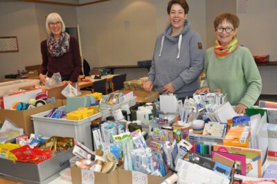 Brigitte Bahr, Cornelia Hahn und Annelie Kistner (v.l.n.r.) sind schon fleißig am Packen und freuen sich auf viele weitere Weihnachtspäckchen für bedürftige Kinder in 30 rumänischen Dörfern.
