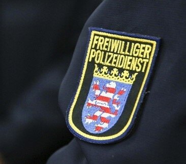 Polizeipräsidium Osthessen bildet erneut ehrenamtliche Polizeihelferinnen und Polizeihelfer aus: Jetzt bewerben bis 31.12.2024!!