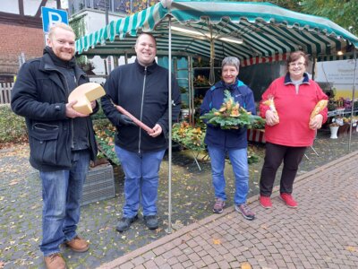 (von links) Daniel Schielke, Manuel Heerich, Tanja Hottenroth und Edith Dorsch mit einer Auswahl ihrer regionalen Produkte (Bild vergrößern)