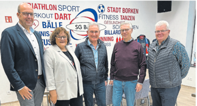 Freuen sich auf die Zusammenarbeit: (von links) Bernd Reining (Vorsitzender der SG), Helga Helligrath (Geschäftsführerin der BSG), Detlef Wessel (Vorsitzender der BSG), Wilhelm Terfort (Ehrenvorsitzender der SG) und Alfons Gedding (2. Schatzmeister der SG). (Bild vergrößern)
