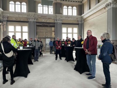 Die Wohnungsbaugesellschaft der Stadt Wittenberge hatte am 6. November zum Rohbaufest in den ehemaligen Mitropasaal des Bahnhofsempfangsgebäudes geladen I Foto: Martin Ferch (Bild vergrößern)
