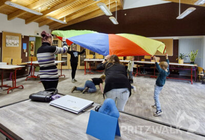 Zum Experimentieren mit Luft gehörte auch das Spielen mit einem großen Schwungtuch. Foto: Sandra Bels/Stadt Pritzwalk (Bild vergr&ouml;&szlig;ern)