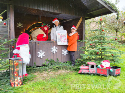 Bürgermeister Dr. Ronald Thiel, Heike Fuchs (r.) und  Franziska Liebing vom Citybüro laden zum Pritzwalker Weihnachtsmarkt ein. Foto: Beate Vogel/Stadt Pritzwalk (Bild vergr&ouml;&szlig;ern)