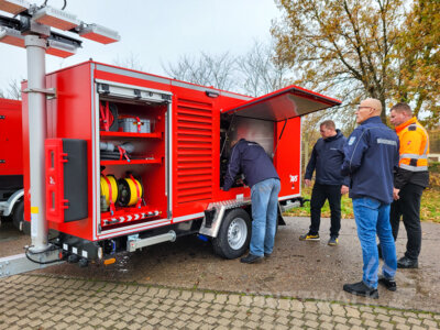Die neue Technik wird begutachtet: Mit nun drei Notstromversorgern ist Pritzwalk gut für den Ernstfall aufgestellt. Foto: Beate Vogel (Bild vergrößern)
