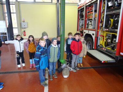 In der Fahrzeughalle der Feuerwehrschule (Bild vergrößern)