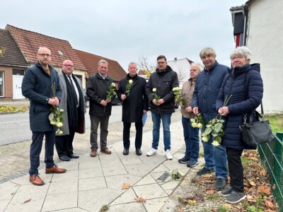 Wittenberger Bürgerinnen und Bürger und Stadtverordnete setzten ein Zeichen gegen das Vergessen I Foto: Martin Ferch (Bild vergrößern)