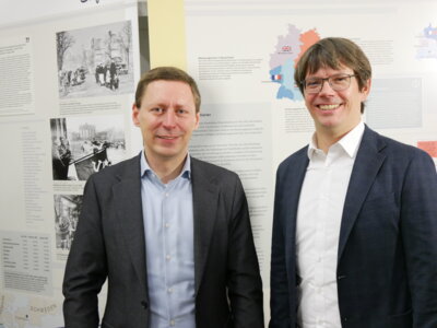 Foto zur Meldung: Die Ausstellung „Stillgeschwiegen! – Die Vertriebenen in der SBZ und DDR“ ist bis März auf allen drei Etagen des Atriums der Lotte-Lehmann-Akademie zu sehen