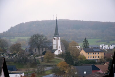 Die Pfarrkirche St. Anna in Schondra mit Pfarrhaus  und Friedhof. Sollte keine Kirchenverwaltung gefunden werden, könnte dies dramatische Folgen für Kirche und ihre Einrichtungen haben.