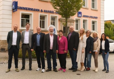 v.l. Martin Mahler (Leiter der Gebietsdirektion), Sascha Tyborcyk (Agenturmanager), Armin Stelzner, Günter Zimmermann, Barbara Müller (Firmenberaterin), Christopher Hansel, Ann-Kristin Zimmermann, Christine Platzer, Kerstin Lemmermann, Meike Muth    (Foto: Laura Schumacher)