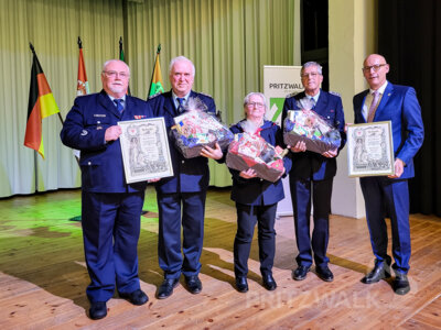 Klaus Ziemann (2.v.l., Alt Krüssow), Erika Pulkenat (Buchholz) und Bernd Michael (Schönhagen, 2.v.r.) wurden in die Alters- und Ehrenabteilungen ihrer Ortswehren aufgenommen. Foto: Beate Vogel (Bild vergr&ouml;&szlig;ern)