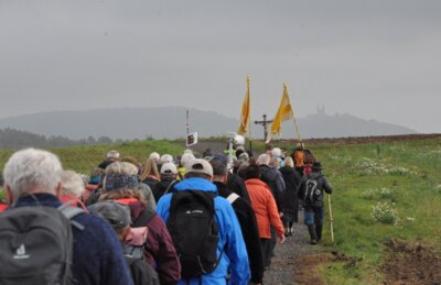 Zumeist bei Hochnebel und eingeschränkter Sicht ging es für 90 Pilgernde auf dem Fränkischen Marienweg voran - hier mit dem Ziel Kloster Banz vor Augen.