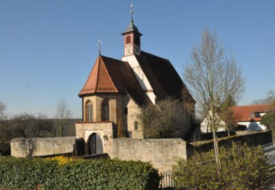 Die Kirche St.Wolfgang in Puschendorf ist mit einem Kirchgraben umgeben und steht an diesem Ort seit 1489 - seit 535 Jahren. Einiges spricht dafür, dass die Menschen früher hierher pilgerten.