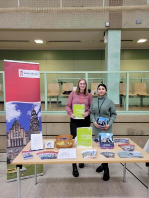 Die Auszubildenden Angelina Jaap (I) und Zeina Abd Alhaq am Stand der Wittenberger Stadtverwaltung I Foto: Claudia Kraft (Bild vergrößern)