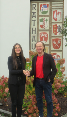 Sophia Hartmann und Bürgermeister Bernhard Uhl vor dem Rathaus / Fotograf: Markt Zusmarshausen (Bild vergrößern)