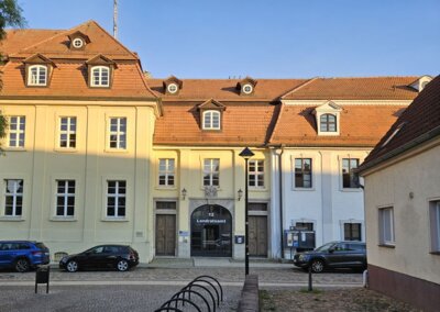 Eiingang zum Landratsamt mit Kreistagssaal in der Lübbener Reutergasse. Foto: Dörthe Ziemer (Bild vergrößern)