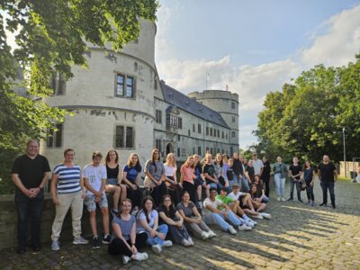 Teamtag ein voller Erfolg - Die Jahrgangsstufe 11 des Beruflichen Gymnasiums der Georg-von-Langen-Schule besucht die Wewelsburg in Büren
