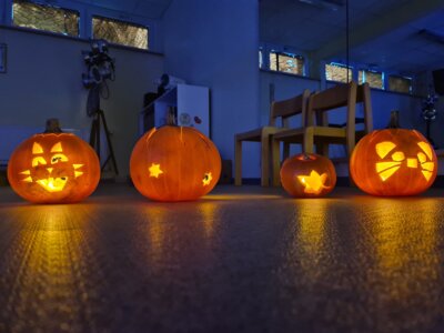 Meldung: Vom Kürbisschnitzen und Roboter bauen - Herbstferien im Hort