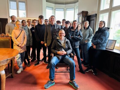 Die Schülerinnen, Schüler und Lehrkräfte der Albert-Schweitzer-Schule mit Bürgermeister Dr. Oliver Hermann  I Foto: Martin Ferch (Bild vergrößern)