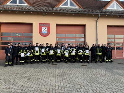 Foto zur Meldung: Erfolgreicher Abschluss der Truppmannausbildung: Feuerwehr begrüßt neue Einsatzkräfte