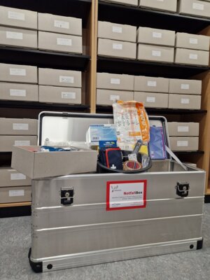 Notfallbox zur Erstversorgung von Archivgut nach Brand- oder Wasserschäden (Bild vergrößern)