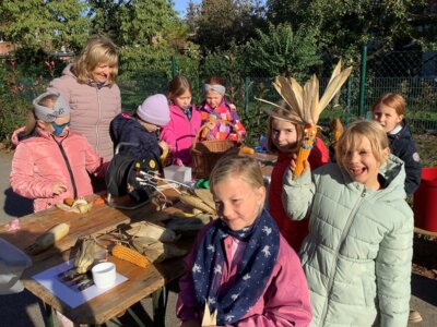Foto zur Meldung: Buntes Herbsttreiben in der Elbtalgrundschule