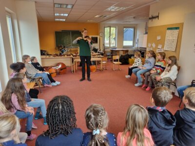Die Bremer Philharmoniker mit den “Streicherwelten” waren heute in den zweiten und dritten Klassen
