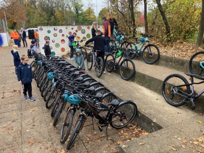 Feierliche Übergabe von 25 Fahrrädern an der Karl-Bühler-Schule: Ein Beitrag zur Verkehrssicherheit und Stärkung des sportlichen Profils