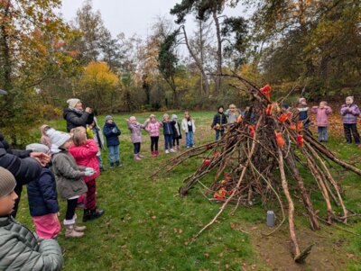 Laternenfest der Klasse 1b (Bild vergrößern)