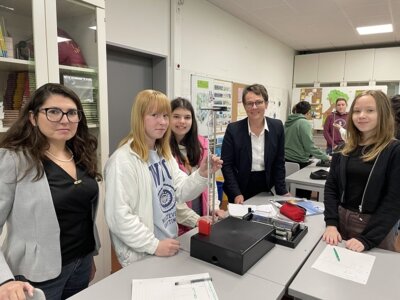 VME-Stiftung und DIOSNA spenden Experimentierkästen für die Physik (Bild vergr&ouml;&szlig;ern)