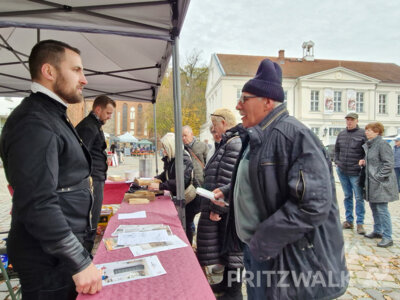 Die Schornsteinfegermeister Paul Burkard (vorn) und Steffen Krüger informierten beim Holzmarkt über das Heizen. Foto: Sandra Bels (Bild vergr&ouml;&szlig;ern)