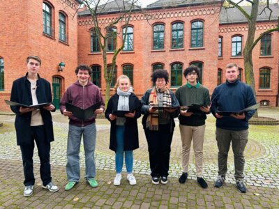 (von links) Louis Draber, Paul Götze, Emma Köpping, Laura Nowak, Yamen Shofan und Ole Starr probten Texte für den kommenden Volkstrauertag I Foto: Martin Ferch (Bild vergr&ouml;&szlig;ern)