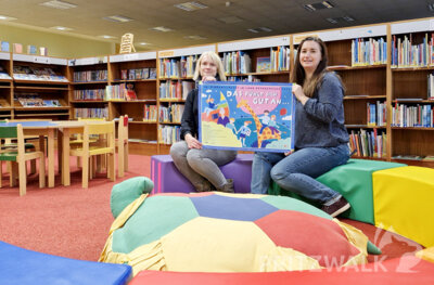 Bibliotheksleiterin Sandra Busch und BBL-Jugendsozialarbeiterin Eike Neumann (l.) freuen sich auf das Kinderfilmfest. Foto: Sandra Bels/Stadt Pritzwalk (Bild vergrößern)