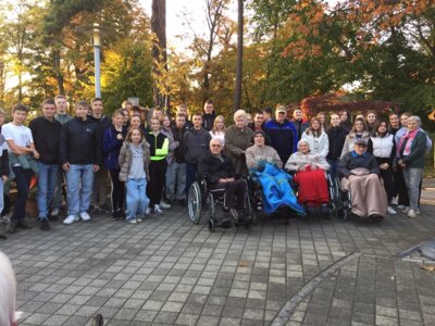 Rollstuhlwanderung mit Bewohnern des Pflegewohnheims Rödern (Bild vergrößern)
