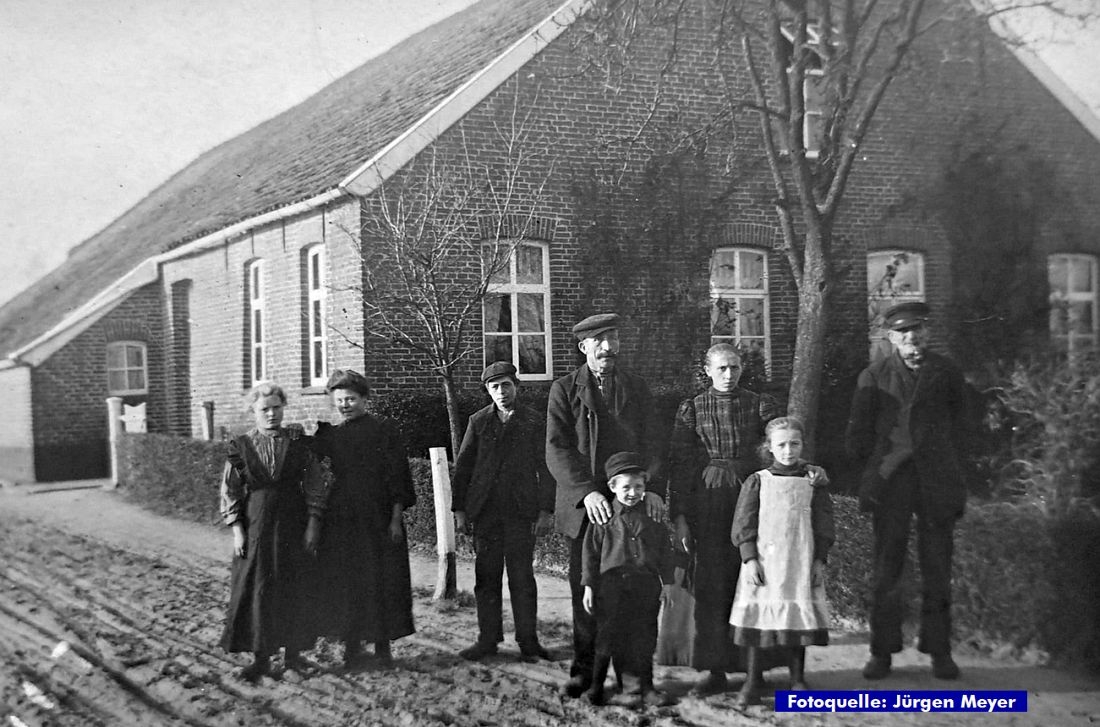 An der Rajenwieke ließ sich Familie Meyer 1911 fotografieren. Vor seinen Eltern rechts steht Johann Meyer. Bildquelle: Jürgen Meyer.
