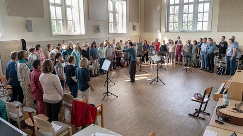 Bild vergrößern: »POLITICALied« - Der politische Chor des Vereins Miteinander leben e.V. bei seinem ersten Workshop in der Ratzeburger Ernst-Barlach-Schule unter Leitung von Nathaniel Damon