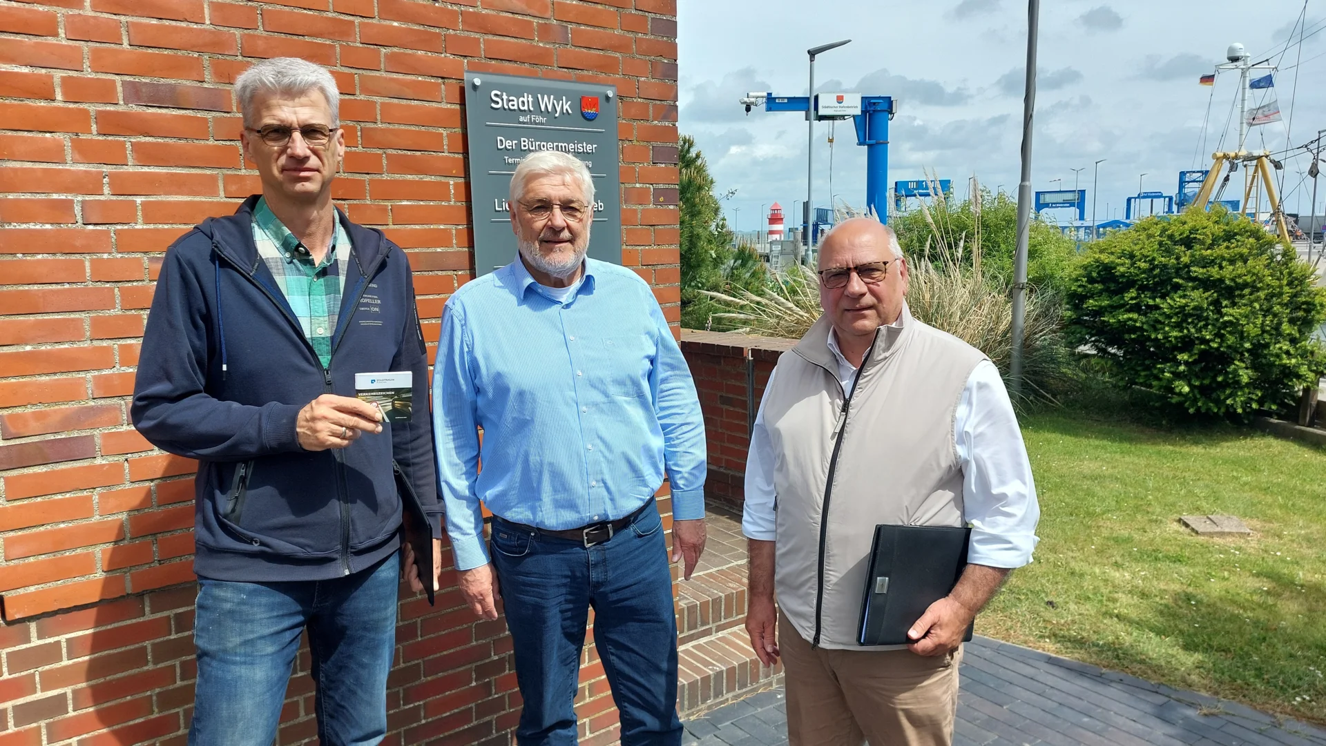 Freuen sich auf eine enge Zusammenarbeit: Jörg Becker (Ordnungsamt), Wyks Bürgermeister Uli Hess und Stefan Dittrich (GF Urbanova.Group) (v.l.) (Foto: Stadt Wyk Andreas Hansen)