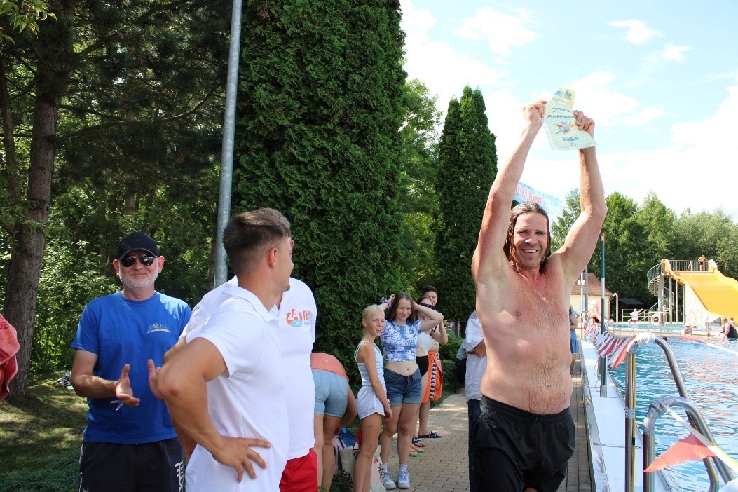  Boxprofi Timo Hoffmann war in diesem Jahr der Startschwimmer beim 29. 24-Stunden-Schwimmen.