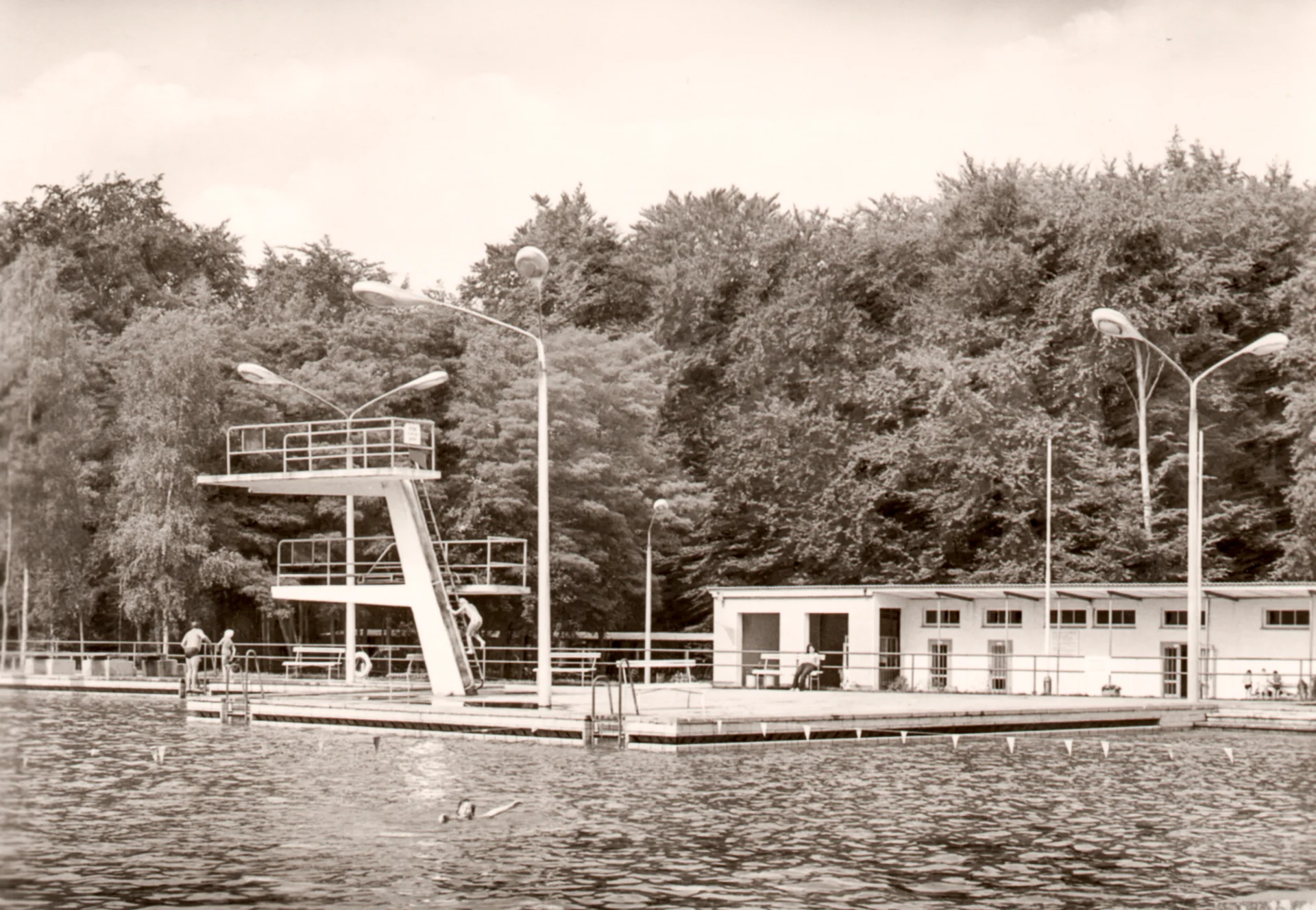 Badegäste im Hainholz-Schwimmbad um 1970. Foto: Stadt Pritzwalk