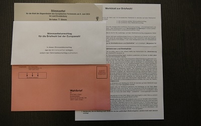 3.1. Unterlagen für Europawahl: weißer Wahlschein, grauer Stimmzettel, weißer Stimmzettelumschlag und roter Wahlbriefür Europawahl