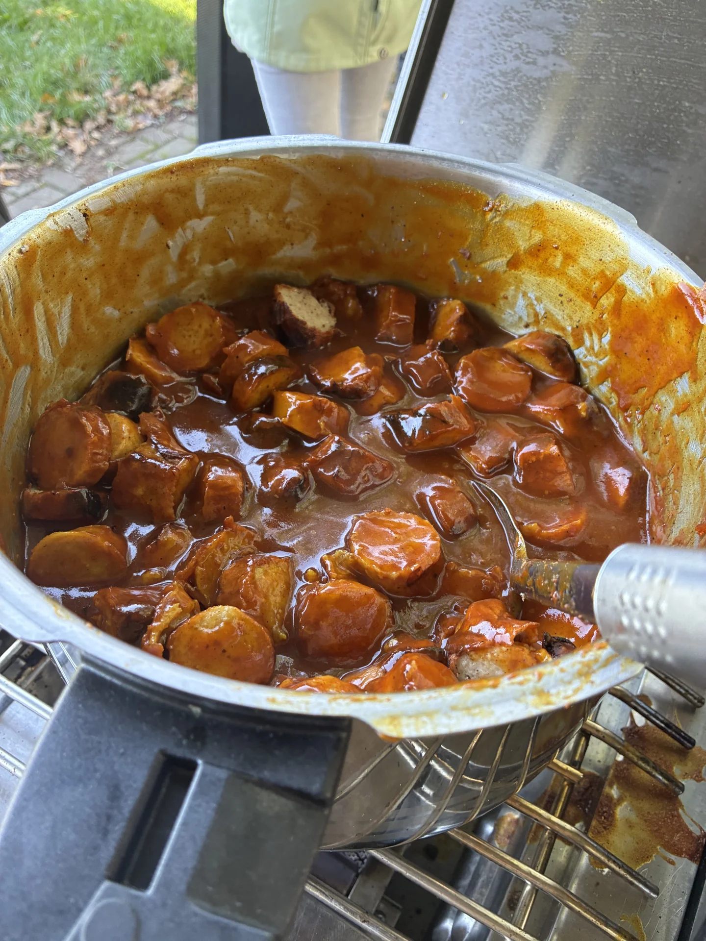 Saftig-süß brutzelt die herrliche Currywurst in geheimer viktorianischer Soße.