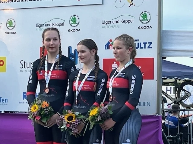 Podium der Juniorinnen im Team-Sprint, Carlotta Zemke (r.)